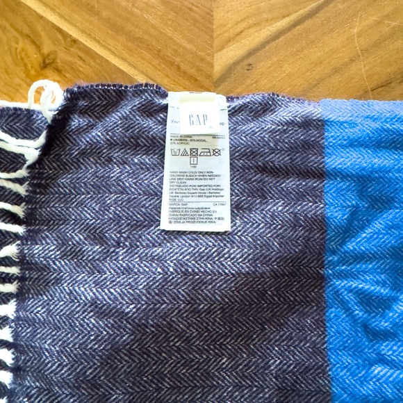 Gap multi-colored Modal & Acrylic Scarf - Picture 3 of 3